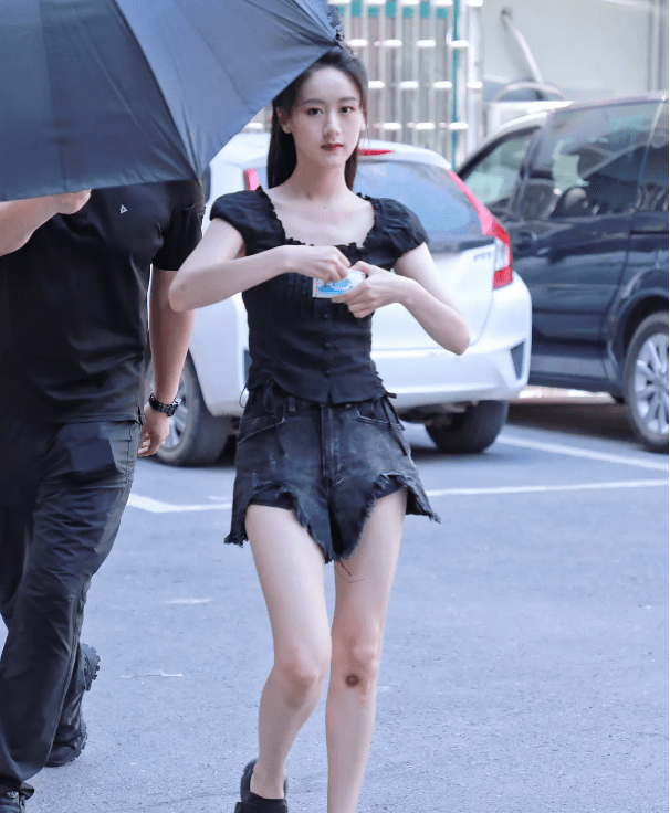 "三尖两刃"的牛仔短裤搭配束身衣,袁冰妍大秀迷人曲线!