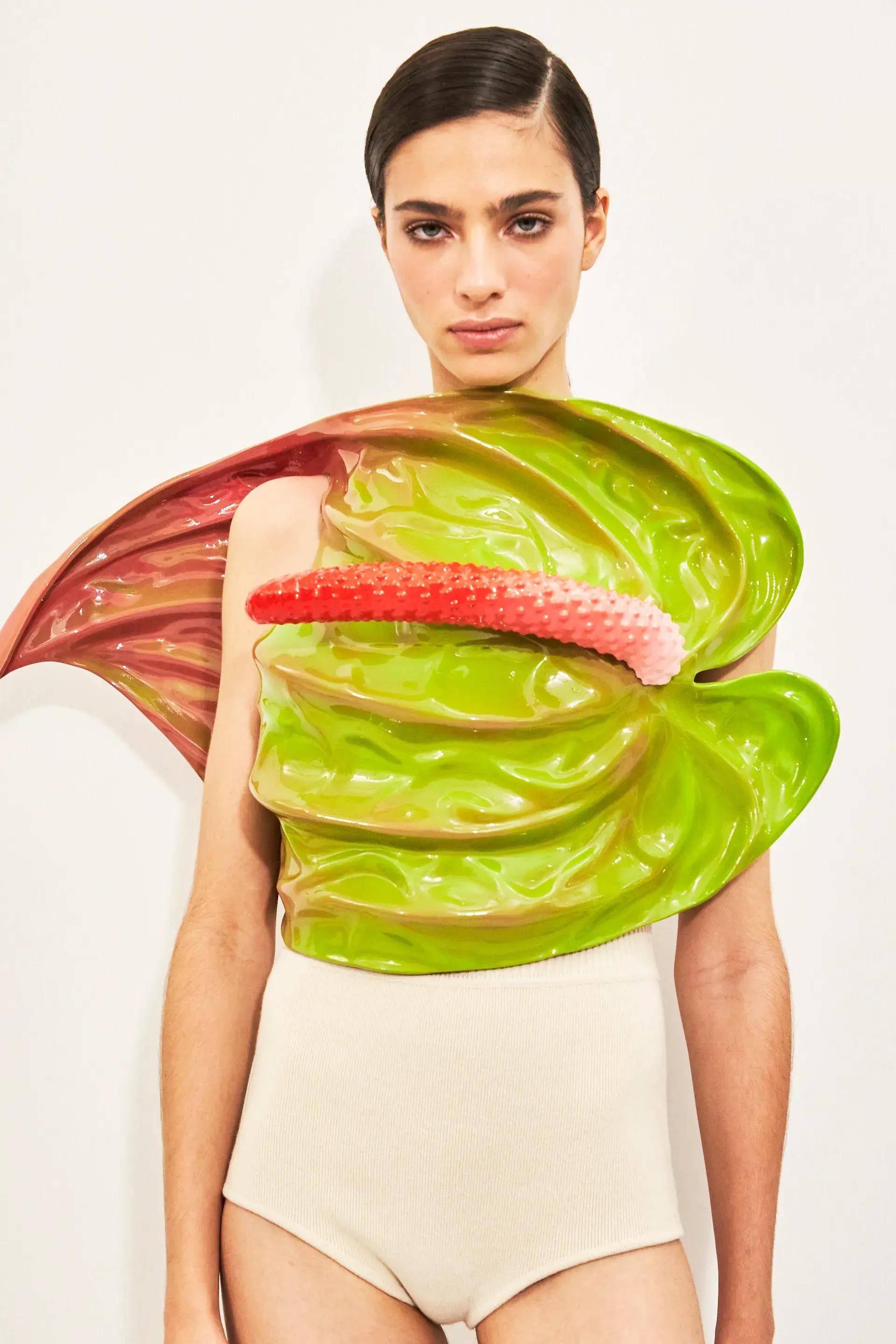 从《王冠》到《白莲花大饭店》，女主穿搭就是你23春夏时尚教科书_搜狐网, image size:1920x2880