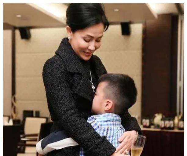 刘嘉玲认胡军儿子为干儿子,送价值30万茶具,一套200平大别墅_康康