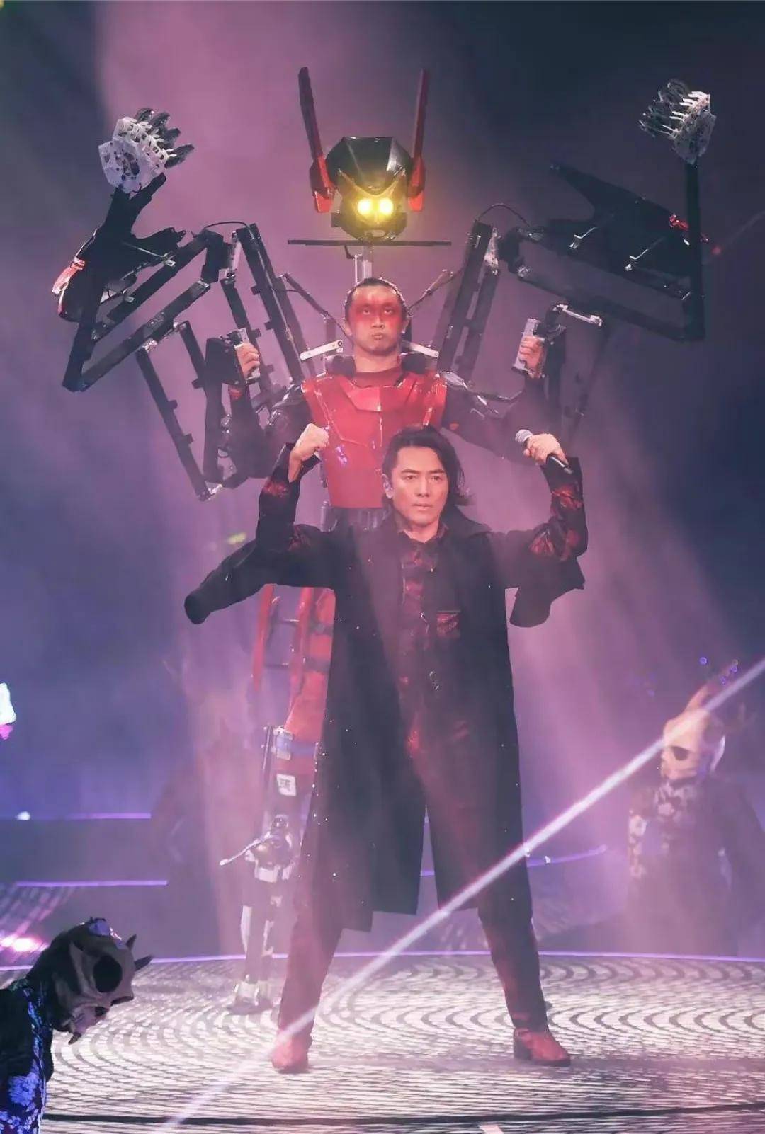 郑伊健澳门开唱,女子蒙嘉慧助阵,现场激情四溢!_演唱会_音乐_观众