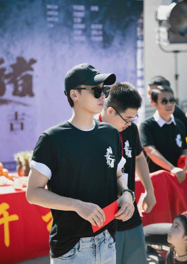 鹿晗出镜生图被看出胖瘦,敢言化妆不分性别,网友:三观好正_陈伟霆