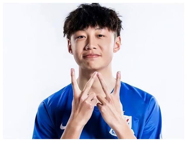 上海申花徐浩洋 1999年出生的徐皓阳司职中场.