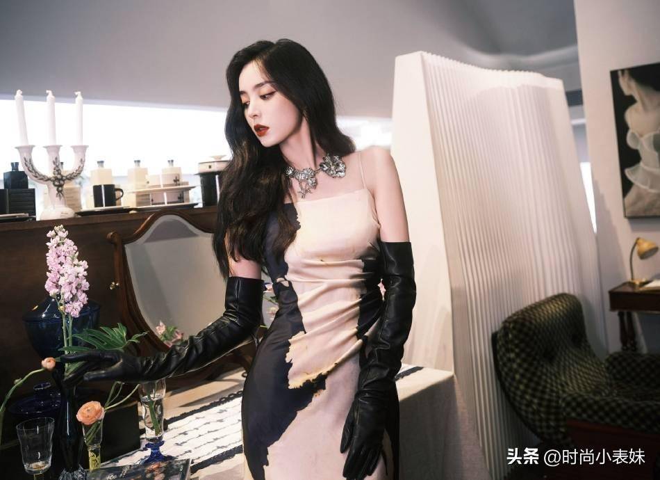 古力娜扎披肩卷发搭配墨色吊带裙亮相,时尚时尚惊艳众人!