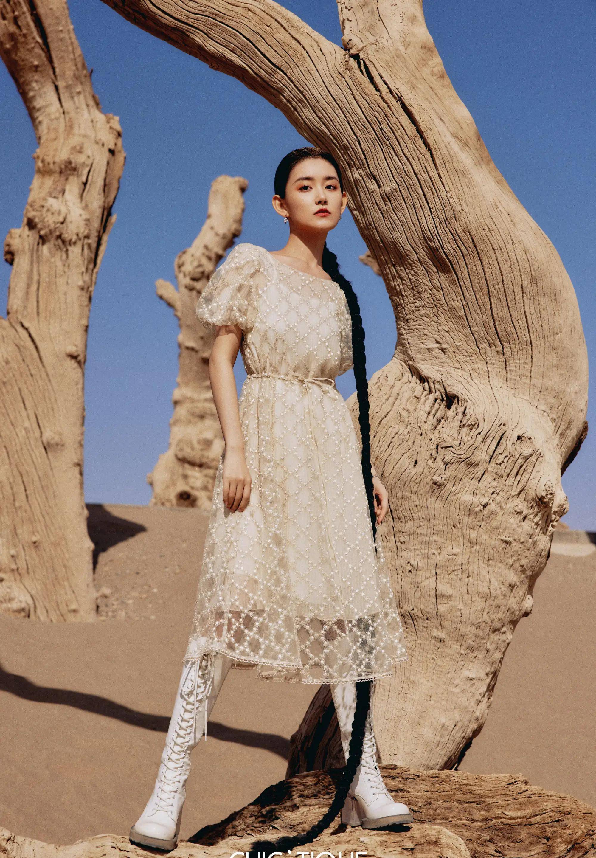 蒋依依敦煌之旅沙漠大片 真空透视装异域风情满满 一身红装美艳动人