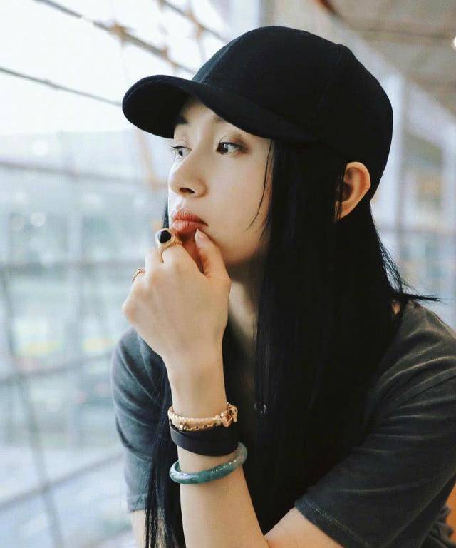 王子文久违的长发女人味十足!