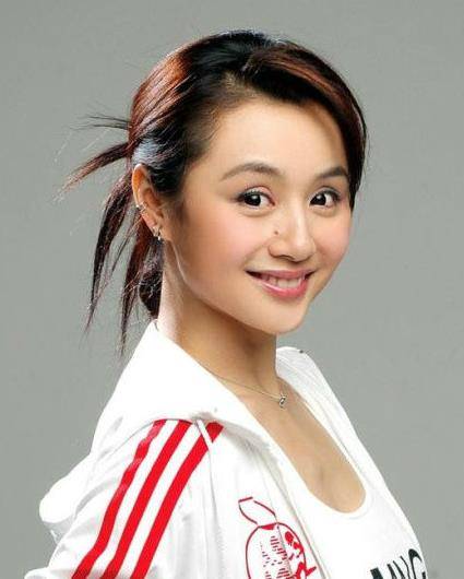 47岁曹颖跳舞被质疑整容,第三视角曝光,颜值惊艳大长腿吸睛_录像_王斑