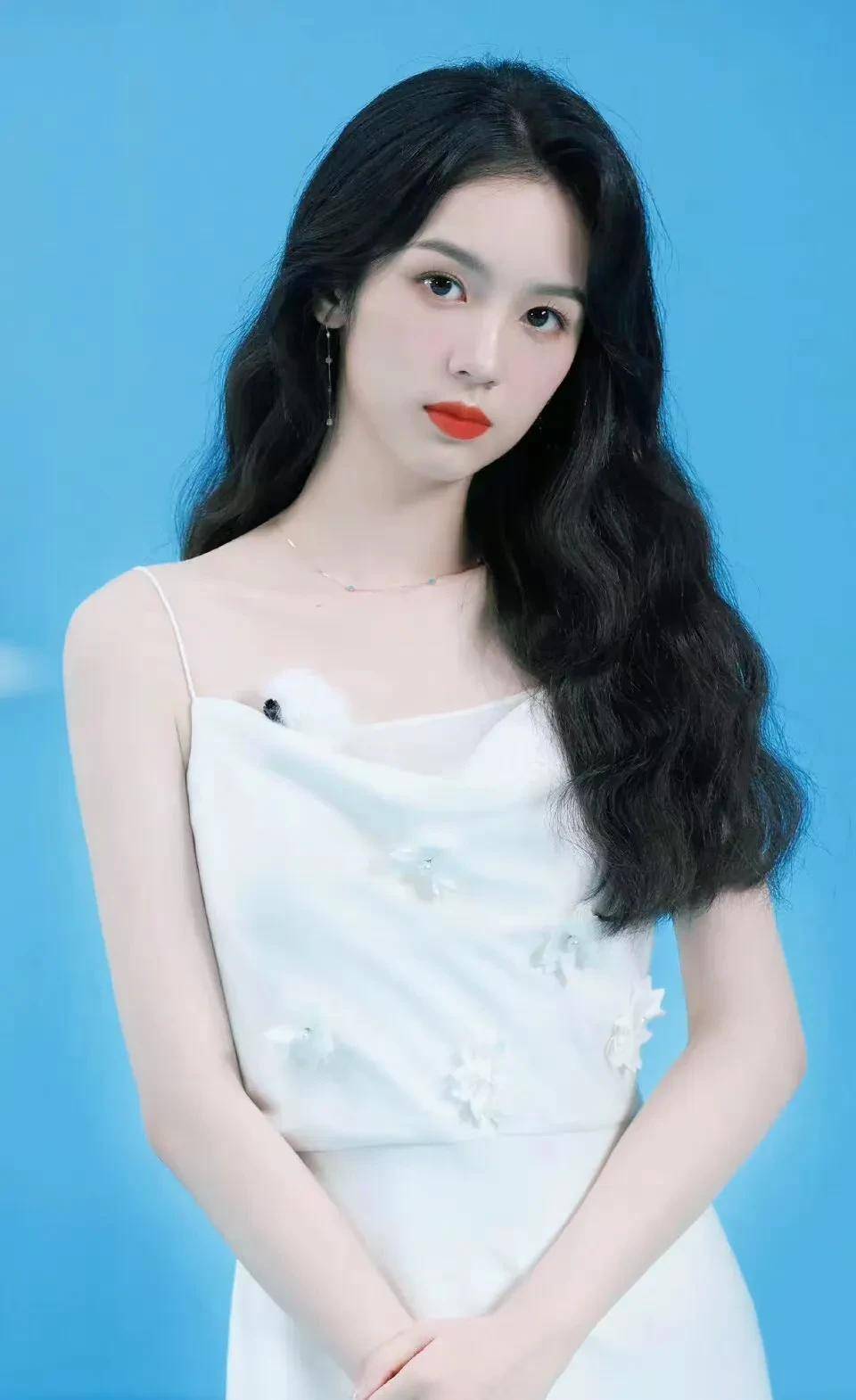 大波浪造型,优雅中带着小俏皮,明艳中不失青春气息_锁骨_直播_线条