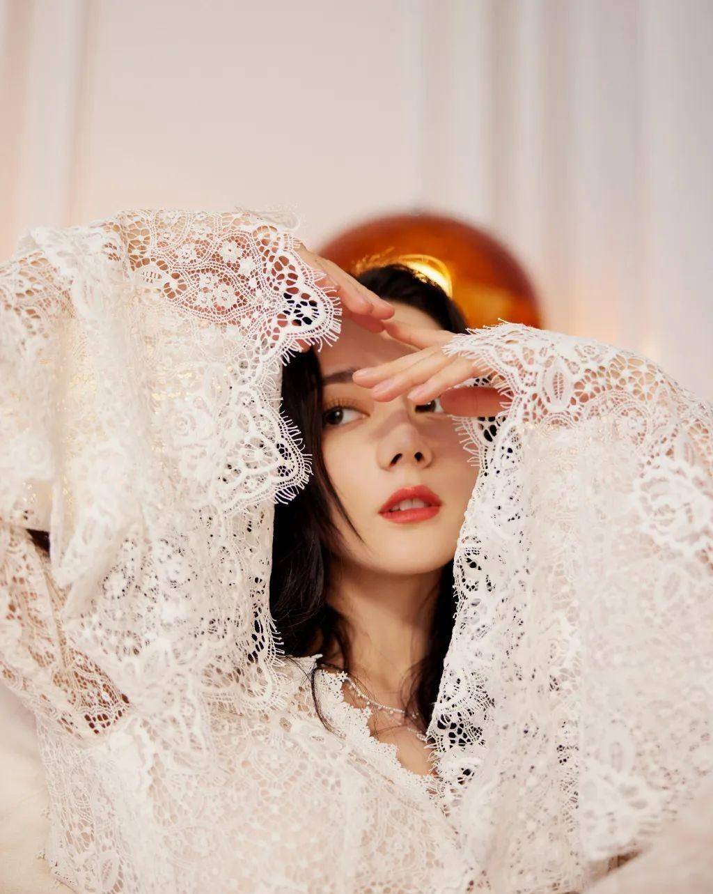 迪丽热巴穿白色蕾丝长裙,明艳动人的身材,诠释时尚魅力的新造型_活动