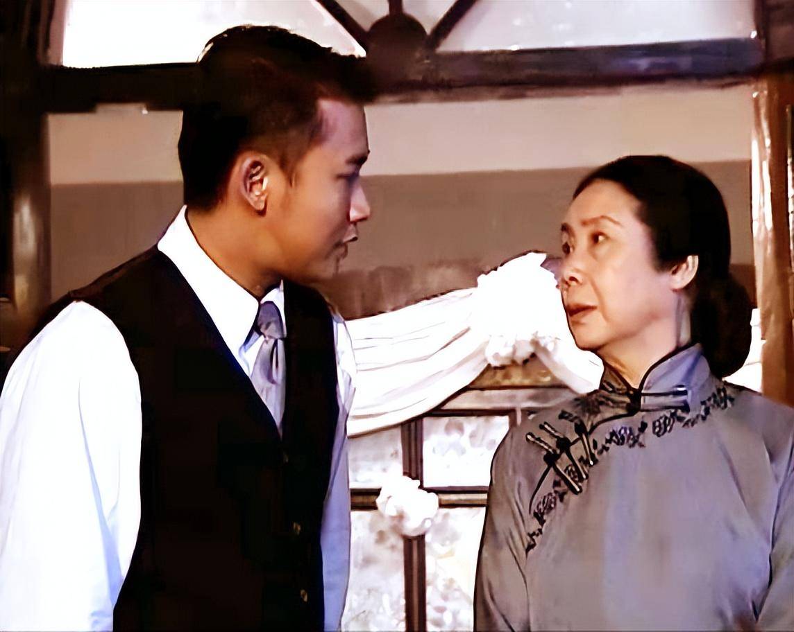 郑振瑶:68岁再夺"金鸡"影后,丈夫病逝后她在悲痛中坚强_游惠_表演_中