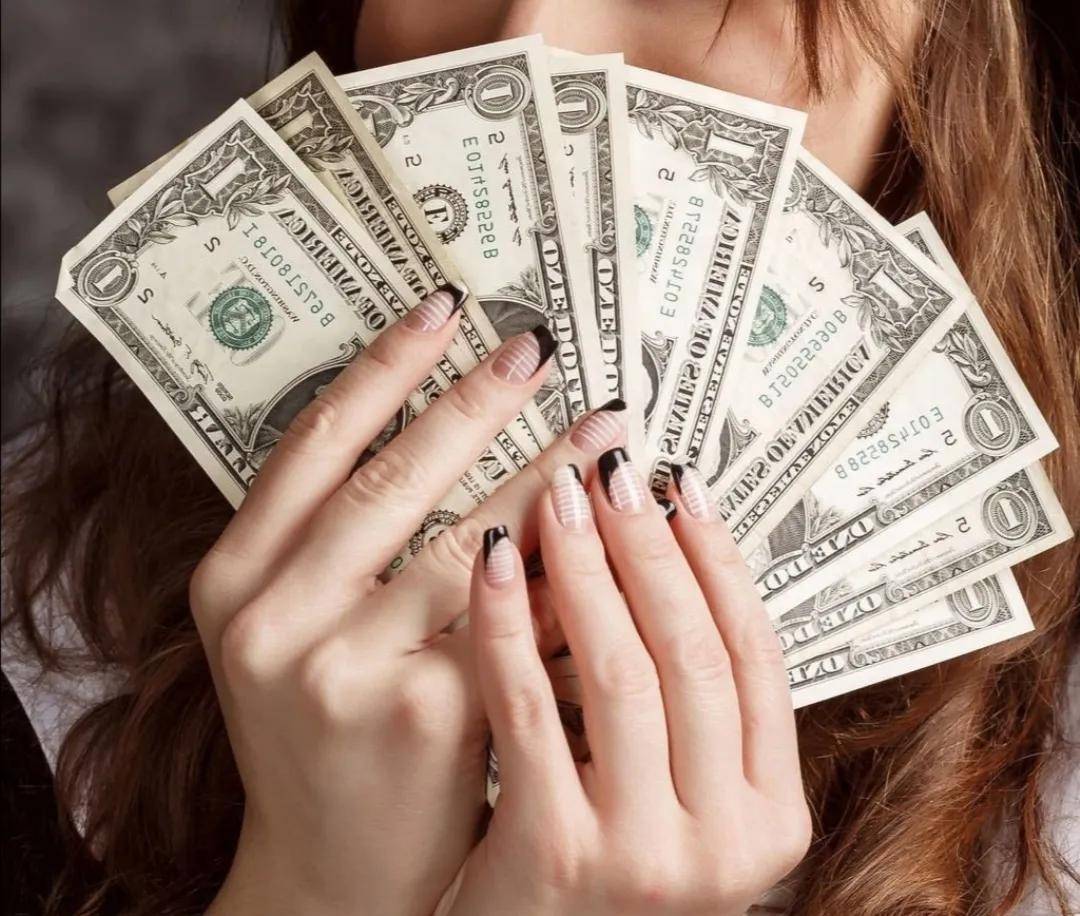 杨梅(化名)是一个拜金女,她最大的愿望就是能够嫁入豪门,享受物质上的