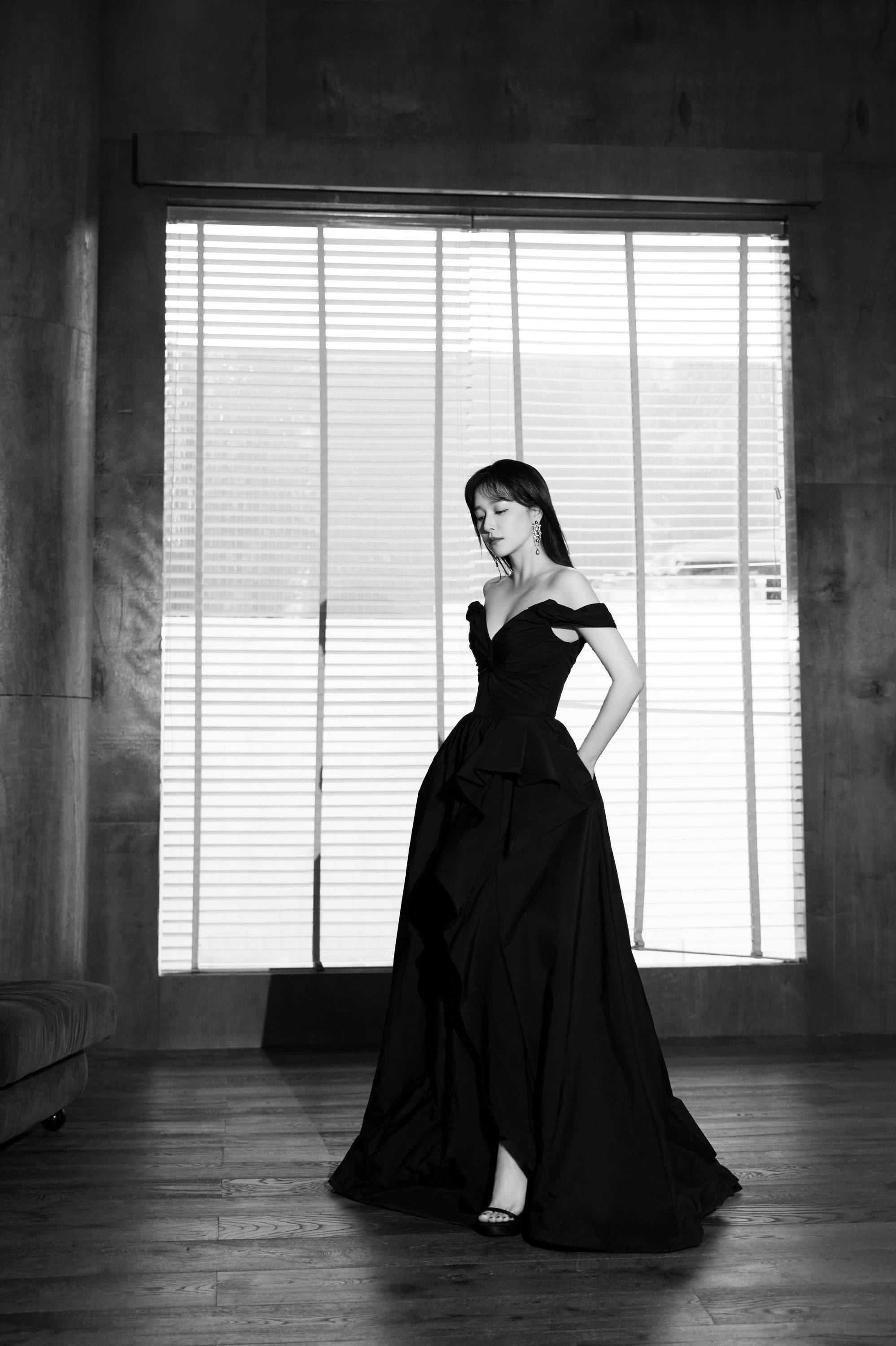 阚清子黑色吊带抹胸装性感写真_高跟鞋_尖头_照片