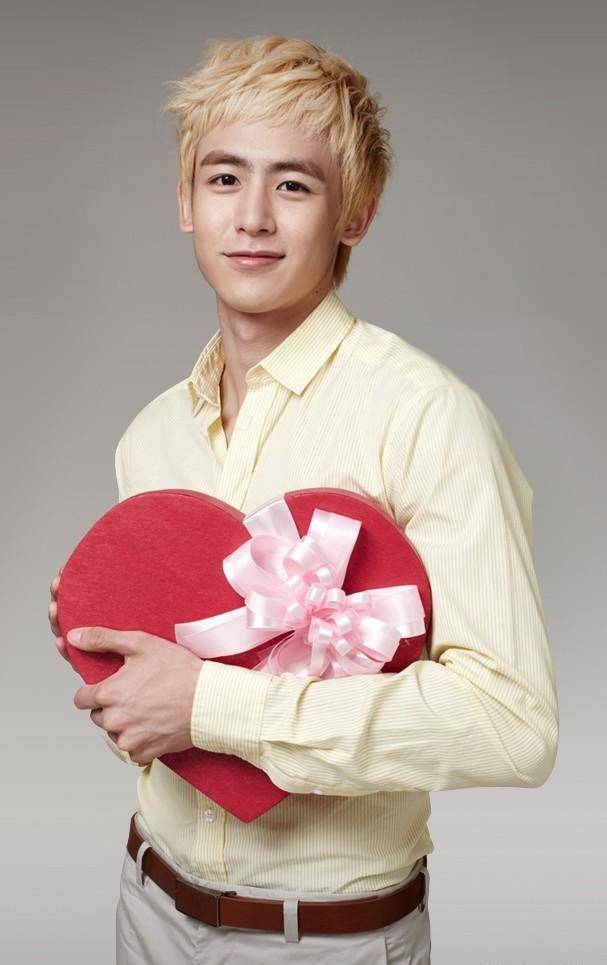 2pm尼坤当年小奶狗肌肉外表人气超高,33岁近况却变黝黑胡渣大叔_模样