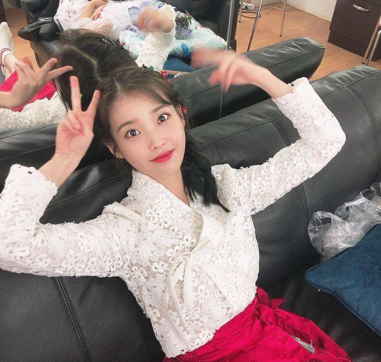 仙气灰色透纱礼服秀出锁骨香肩_crimes_国民_品牌