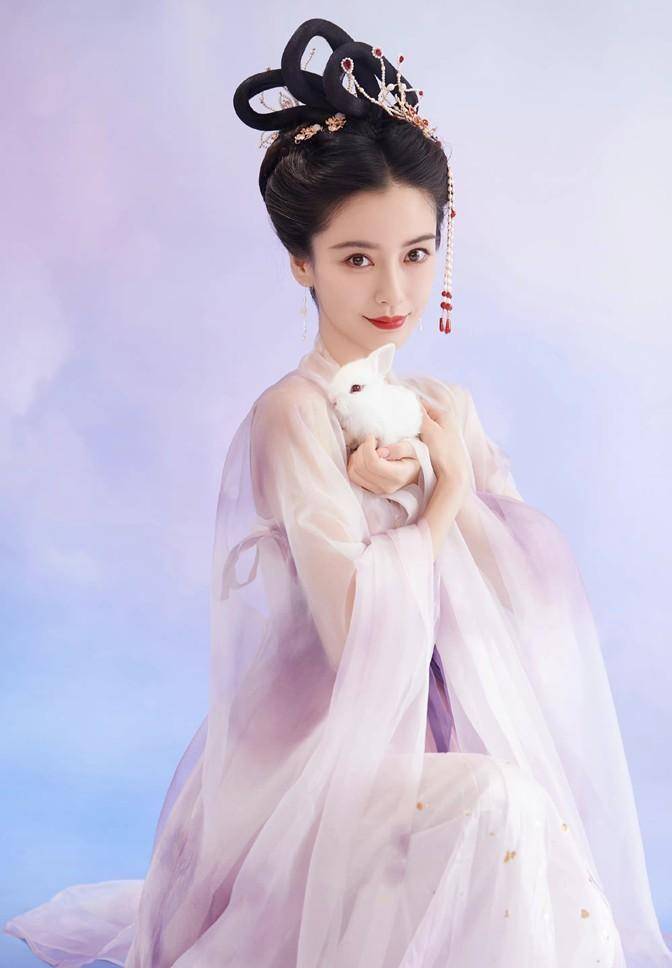 angelababy中秋送祝福,手抱玉兔穿中国风汉服,演嫦娥仙子超美艳_造型