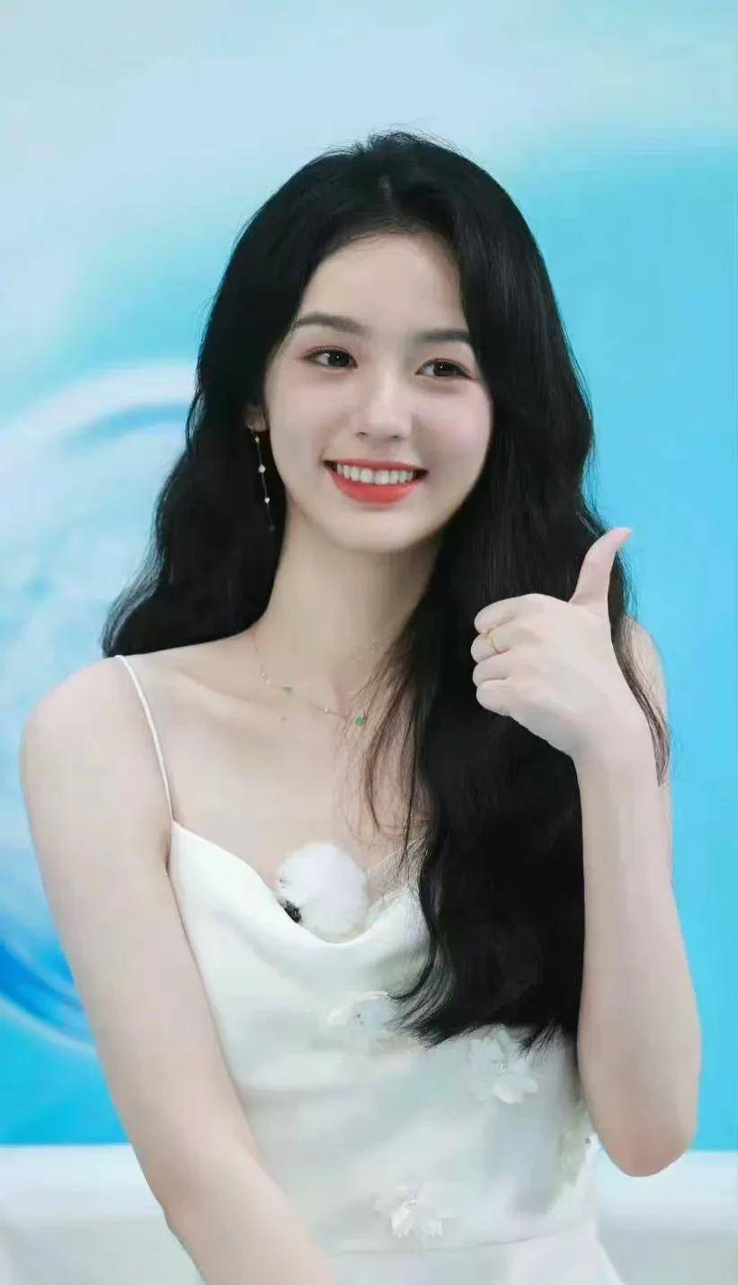 大波浪造型,优雅中带着小俏皮,明艳中不失青春气息_锁骨_直播_线条