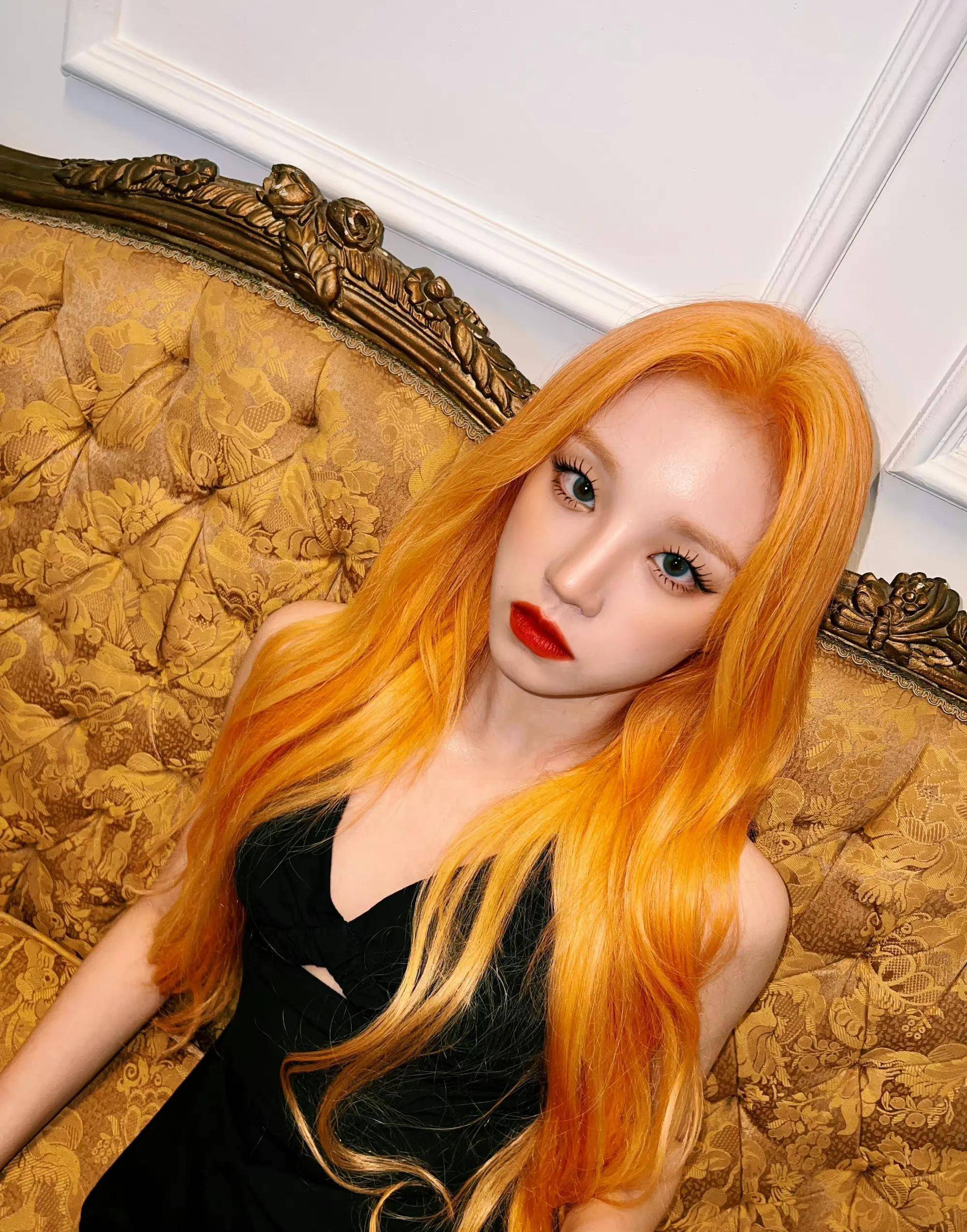 宋雨琦晒nxde花絮照,橘发大红唇 小黑裙,性感撩人,又美又辣_营业_橘色