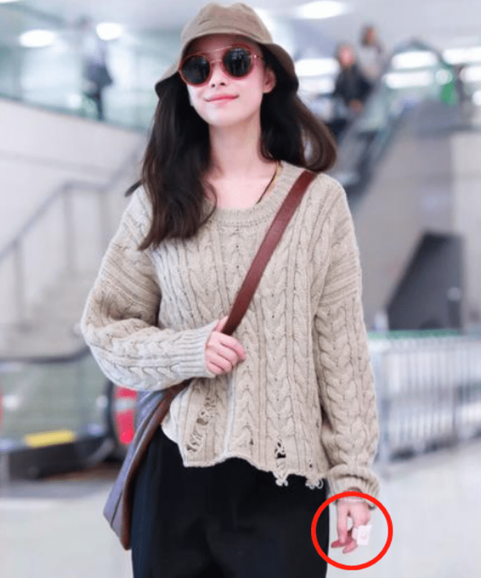 穿短裤秀出一双长腿,手上"记佛器"太抢镜_佛教_记忆_床上