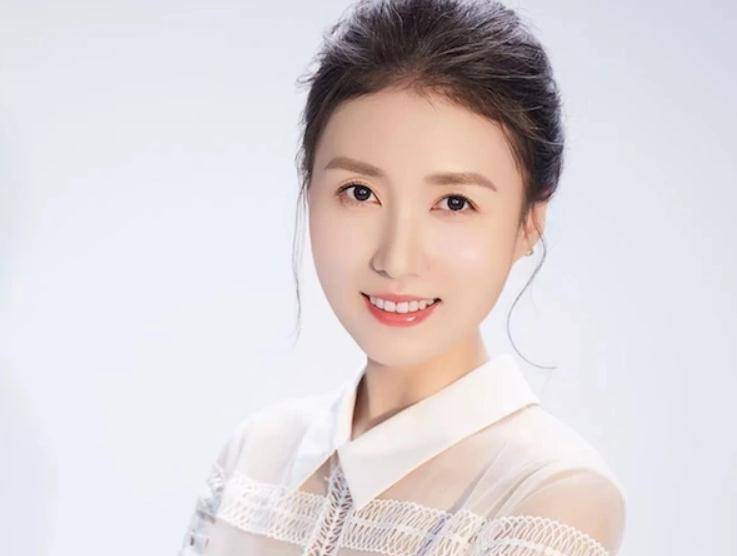 白雪岑是国内知名女配音演员,她的声音纯净动听,轻柔温婉,具有辨识度