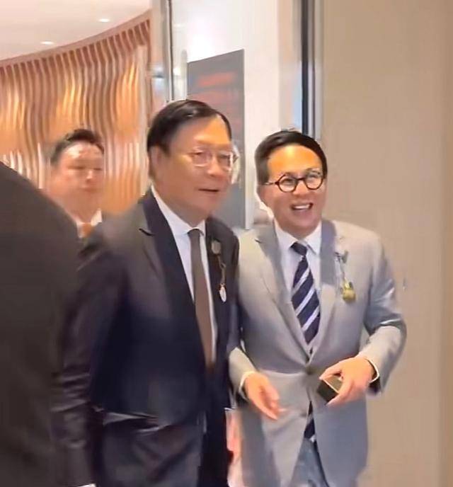 老外保镖保护,西服金挂饰惹眼,梁洛施倾心之人_李泽钜_杨受成_交往
