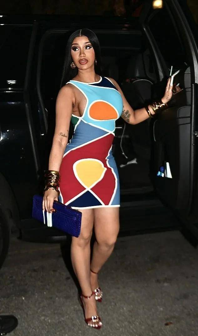 卡迪·b穿着性感的彩色几何图案迷你裙,展示了修长的白爪子指甲_时尚