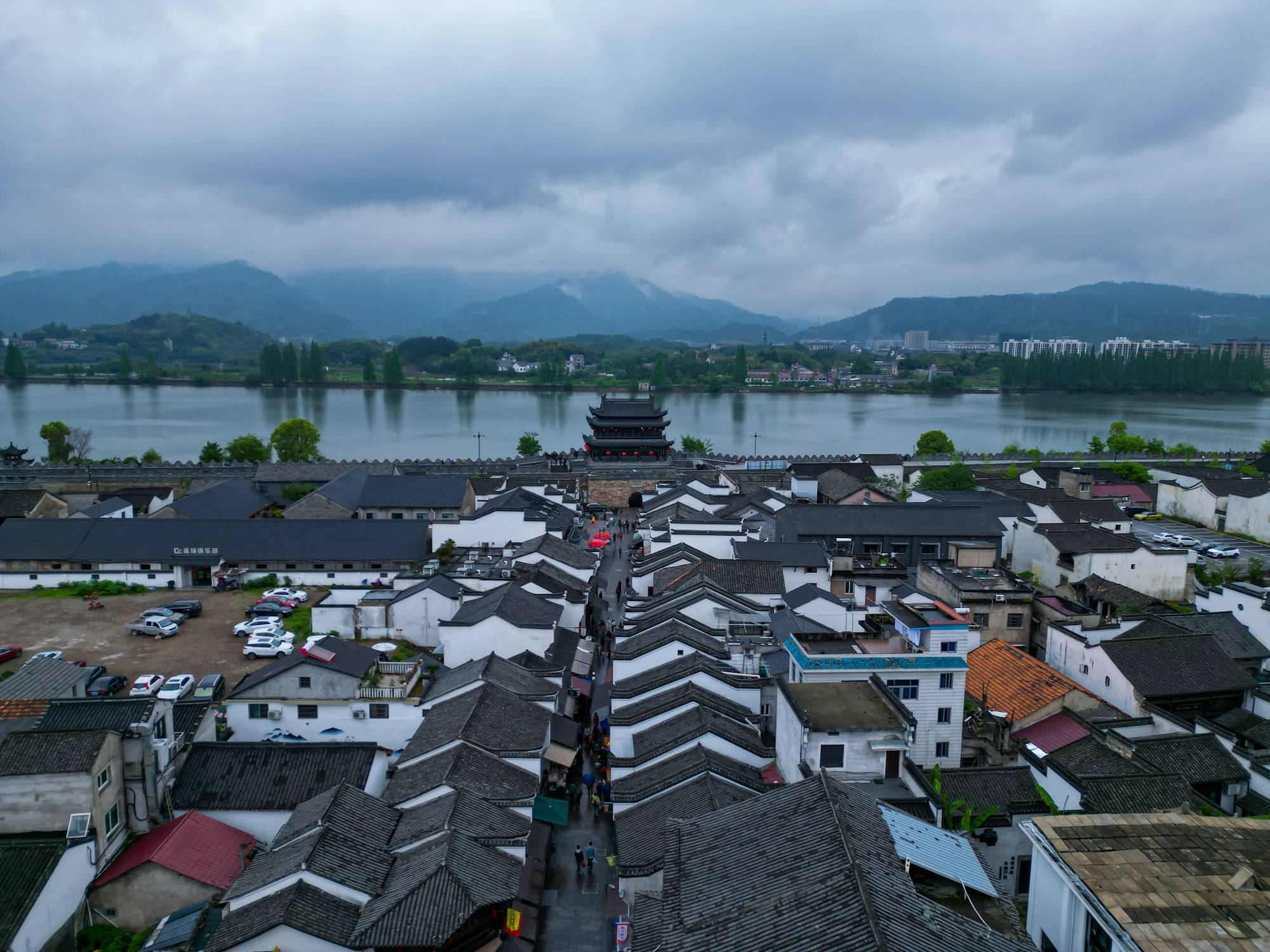 它位於富春江,新安江,蘭江三江匯合處,北枕烏龍山,南臨三江口,依山