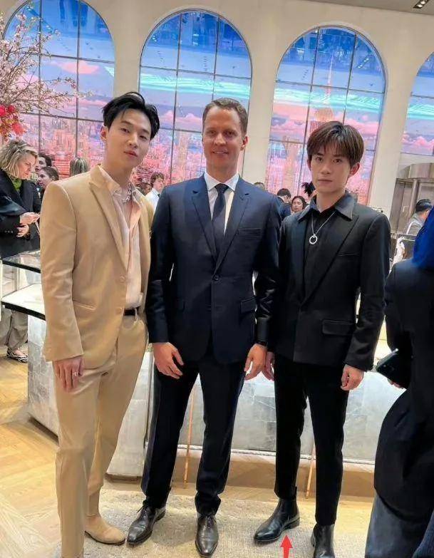 易烊千玺,刘宪华同框,贵族王子刘宪华与厚底鞋的易烊千玺_活动_网友