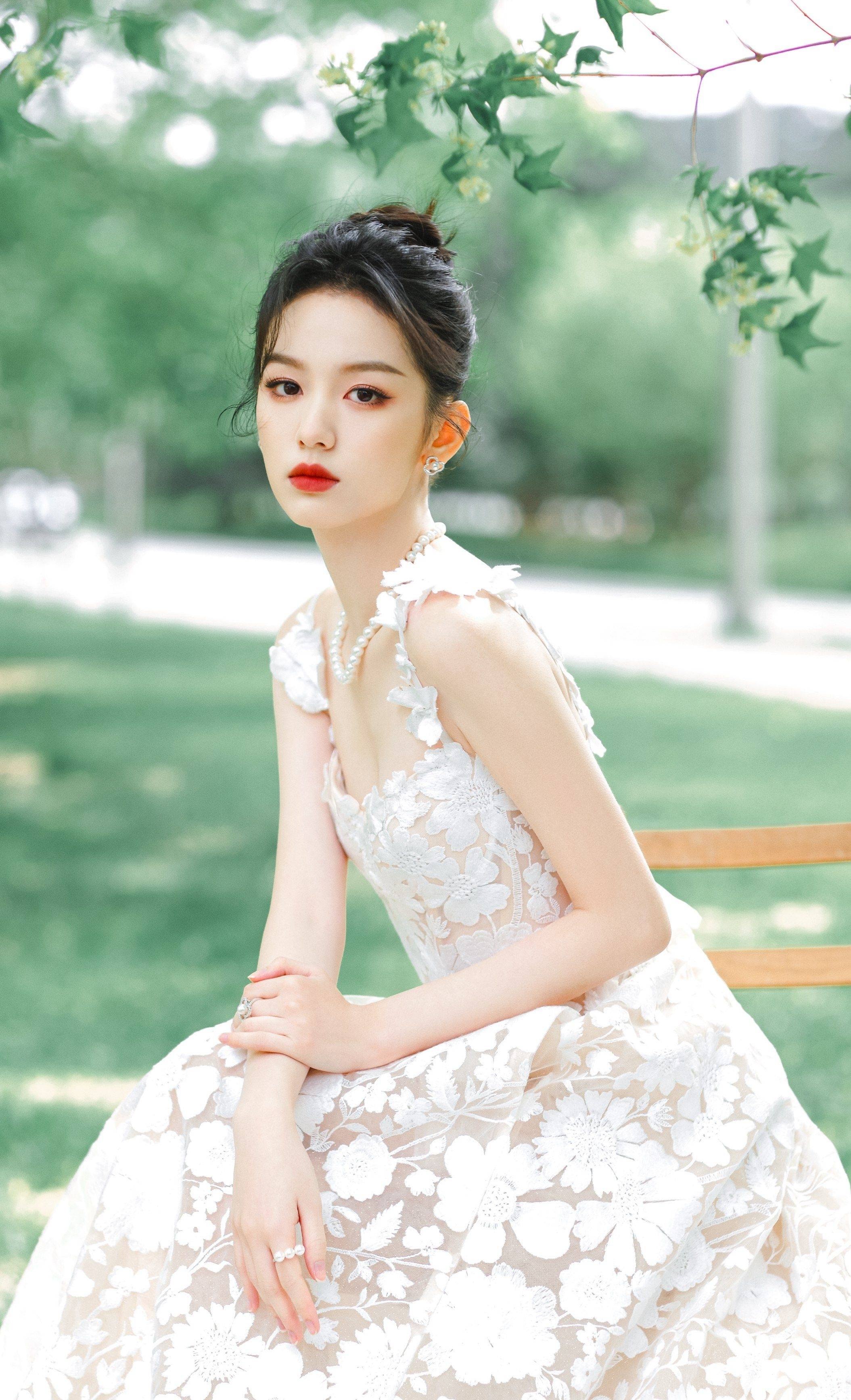 周也白色吊带连衣裙性感写真_美得_网友_黑色