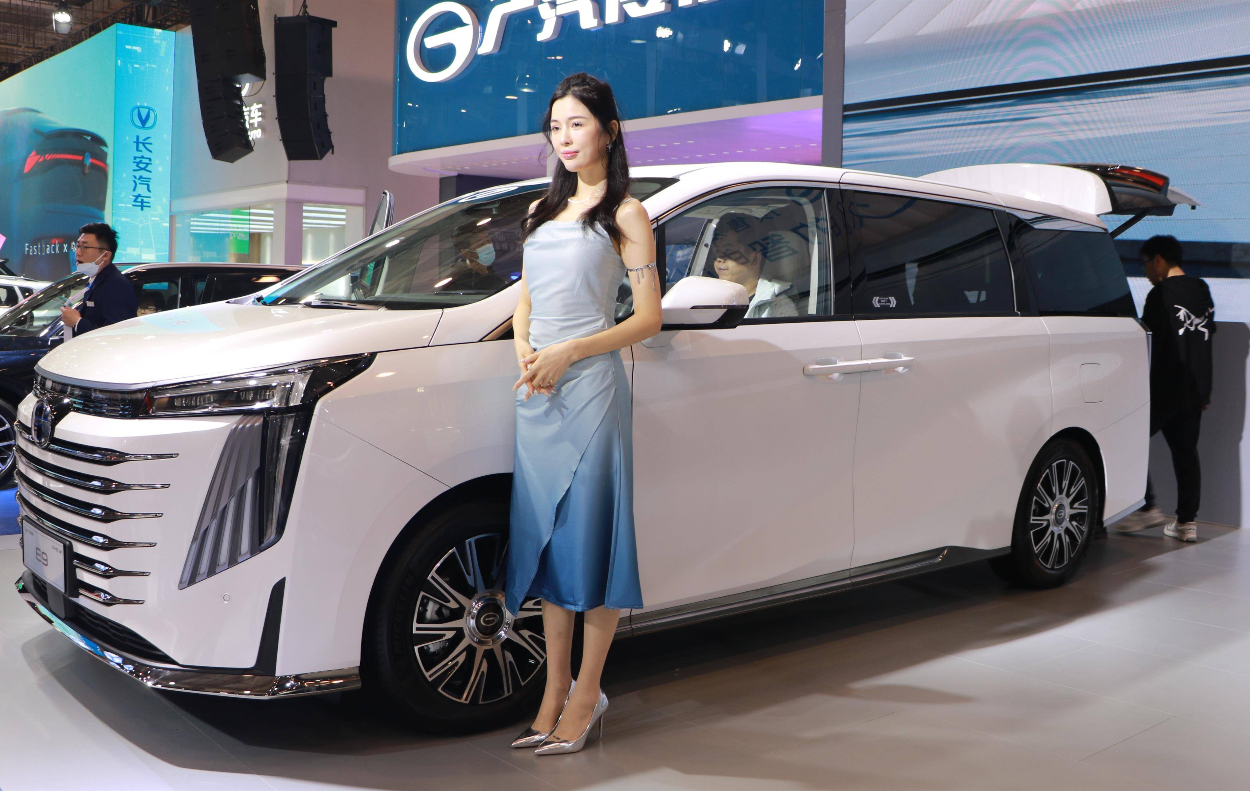 新车"双子星"!广汽传祺e9与影豹r亮相青岛国际车展