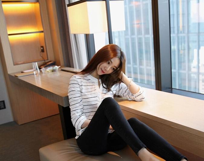 简约修身的弹力牛仔裤,小美女穿上十分优美动人!_紧身_设计_经典