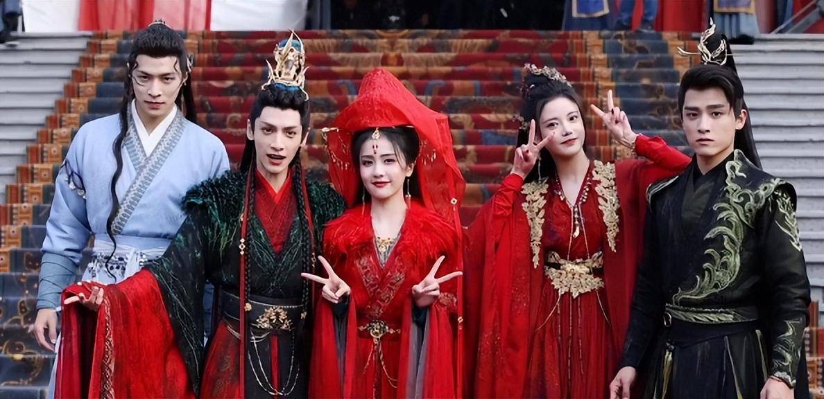 回看这两年出圈的言情剧,男女主必然是在cp超话前列的.