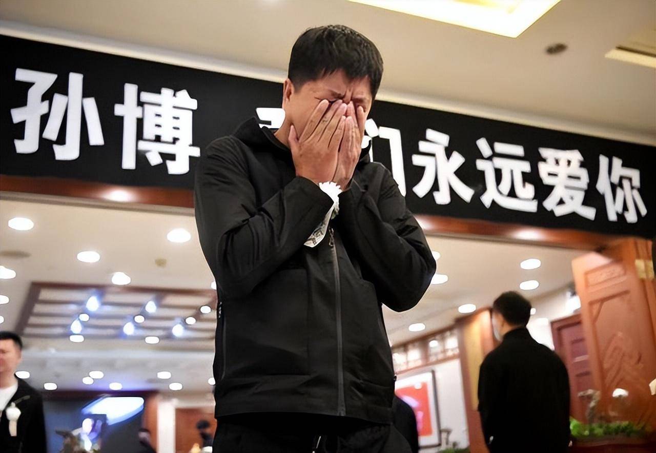 41岁孙博遗体告别仪式,父母坐轮椅痛哭,任素汐阿云嘎等送花圈_好友