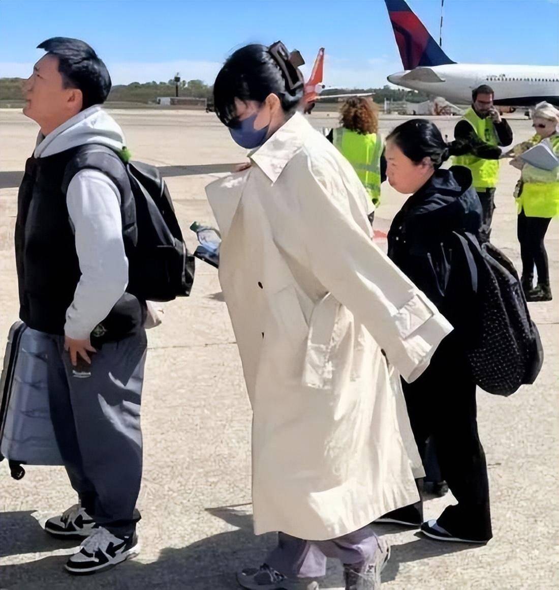 54岁王菲现身米兰机场,风中凌乱难掩美貌_音乐_照片_气质