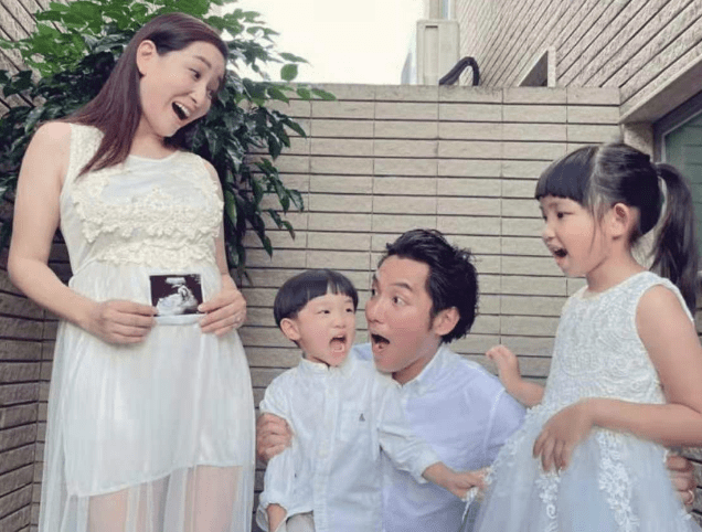 在其中一张照片中,全家人都做出惊讶地表情,一张又一张地张口结舌