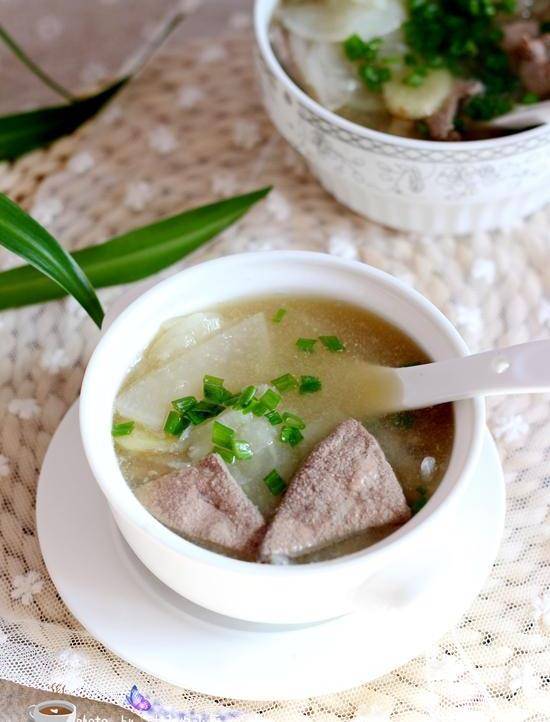 这个根据自己的口味来加哈加入猪肝,轻轻拨散开加入生姜片,加入白萝卜