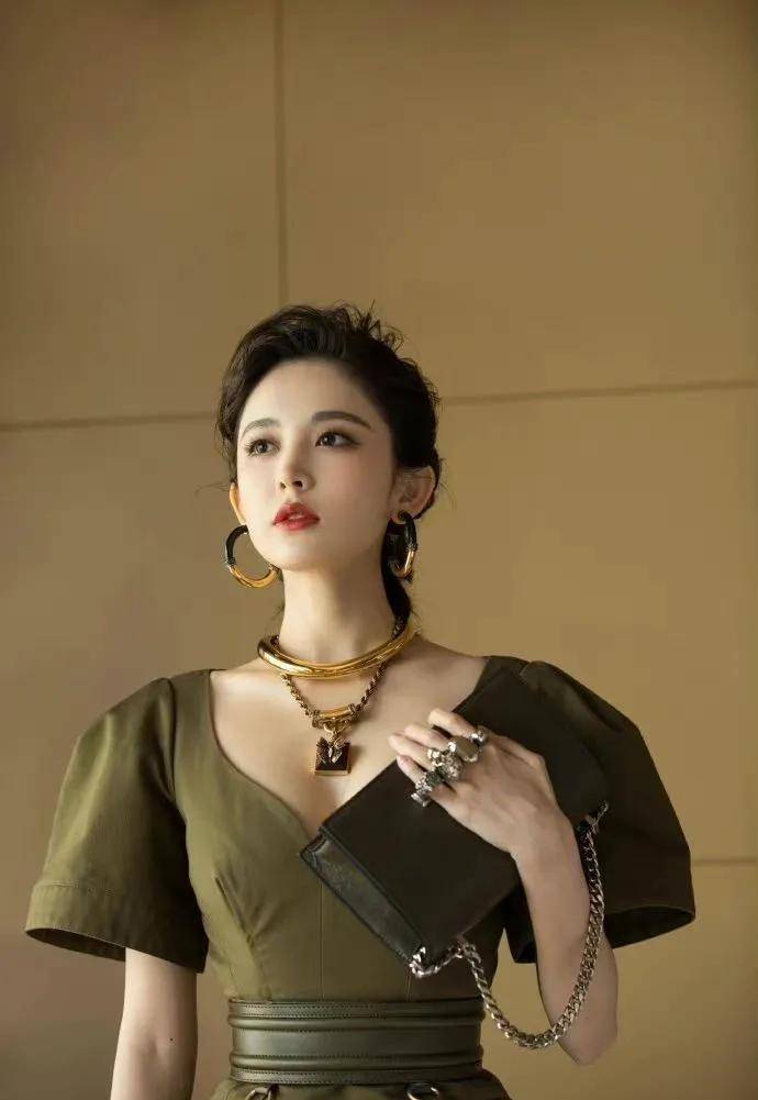 摄影师对古力娜扎说:"你这身连衣裙真是刚柔并济呀!"_气质_人家_衣服