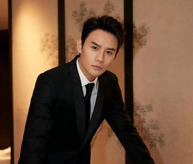 虽然王凯没有公开承认过自己有女朋友,但是拥有帅气外表的他也少不了