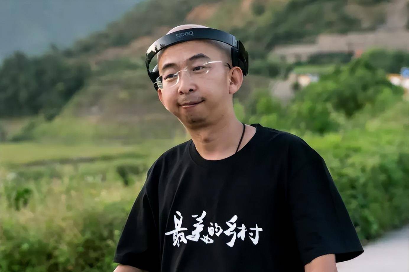 巨兴茂:因长得太丑总演配角,改当导演后娶美丽妻子走上人生巅峰_长相