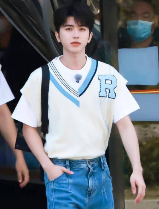 蔡徐坤学院风造型曝光,化身温柔帅气学长,悄悄"偷"走了我的心_网友