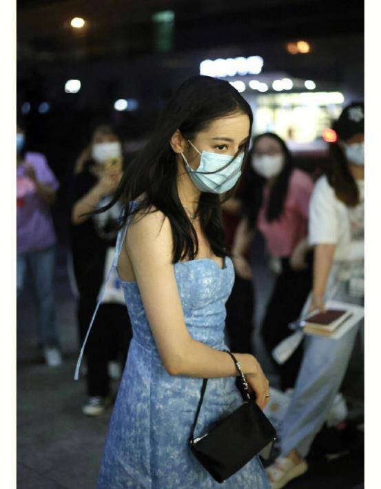 别再说热巴身高只有165cm了,看了她的生图,起码有170cm_女明星_颜色