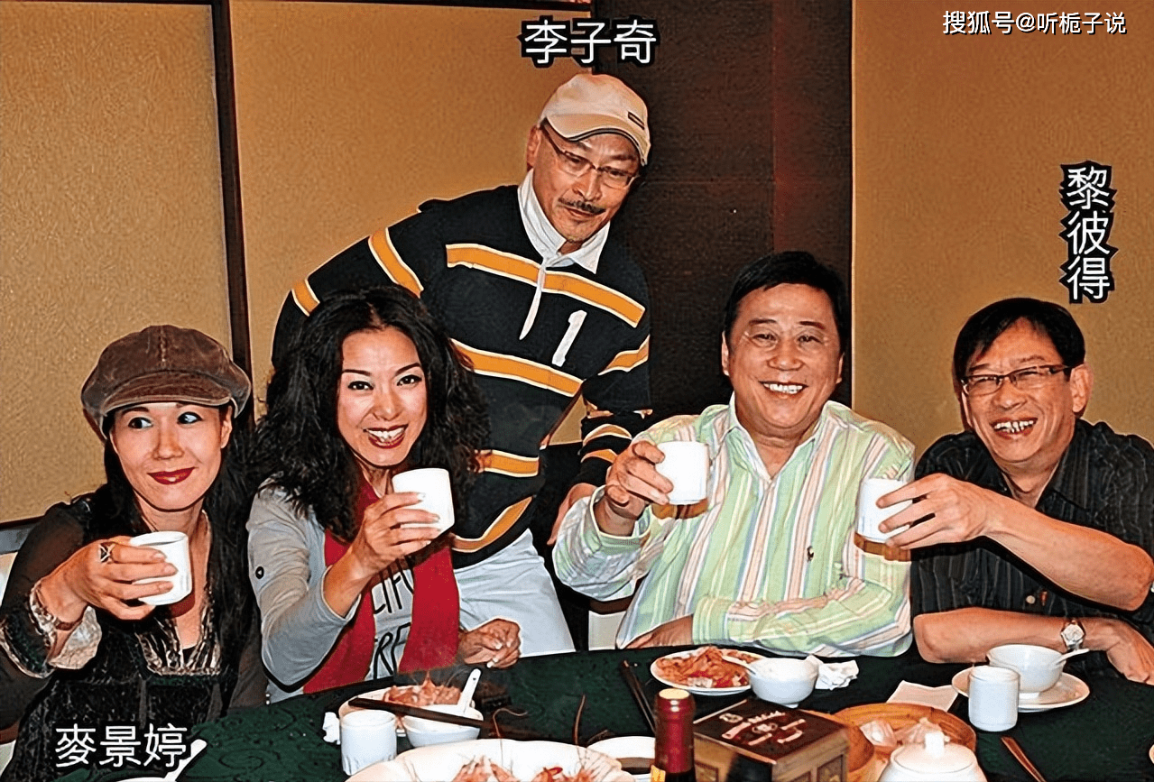 定居国外,为小16岁妻子庆生,合照像两代人_网友_儿子_一家
