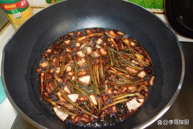 饭店的葱油原来这样熬,终于知道厨师炒菜为什么这么香的秘密了_原料
