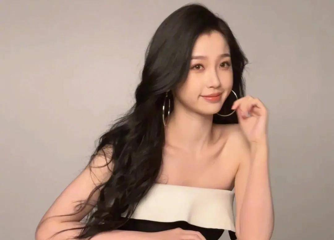 虞书欣穿白色吊带长裙秀细腰翘臀 香肩半露 美背迷人 又纯又欲_身材