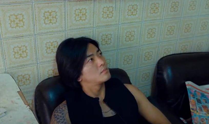 乌鸦戴着墨镜吃西瓜,陈浩南在地上帅气翻滚,那时候还不会风神腿