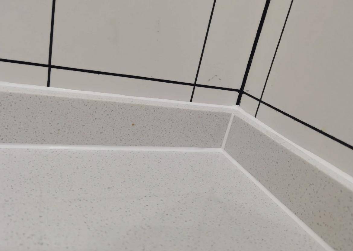 传统的厨房台面,挡水条都是这样的,切一根长条,用玻璃胶与台面和墙面