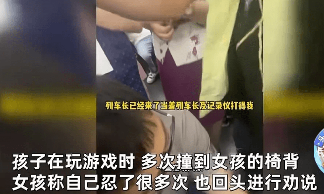 女子劝阻小孩踢椅背遭其父母扇耳光,东北小伙怒斥家长全车鼓掌