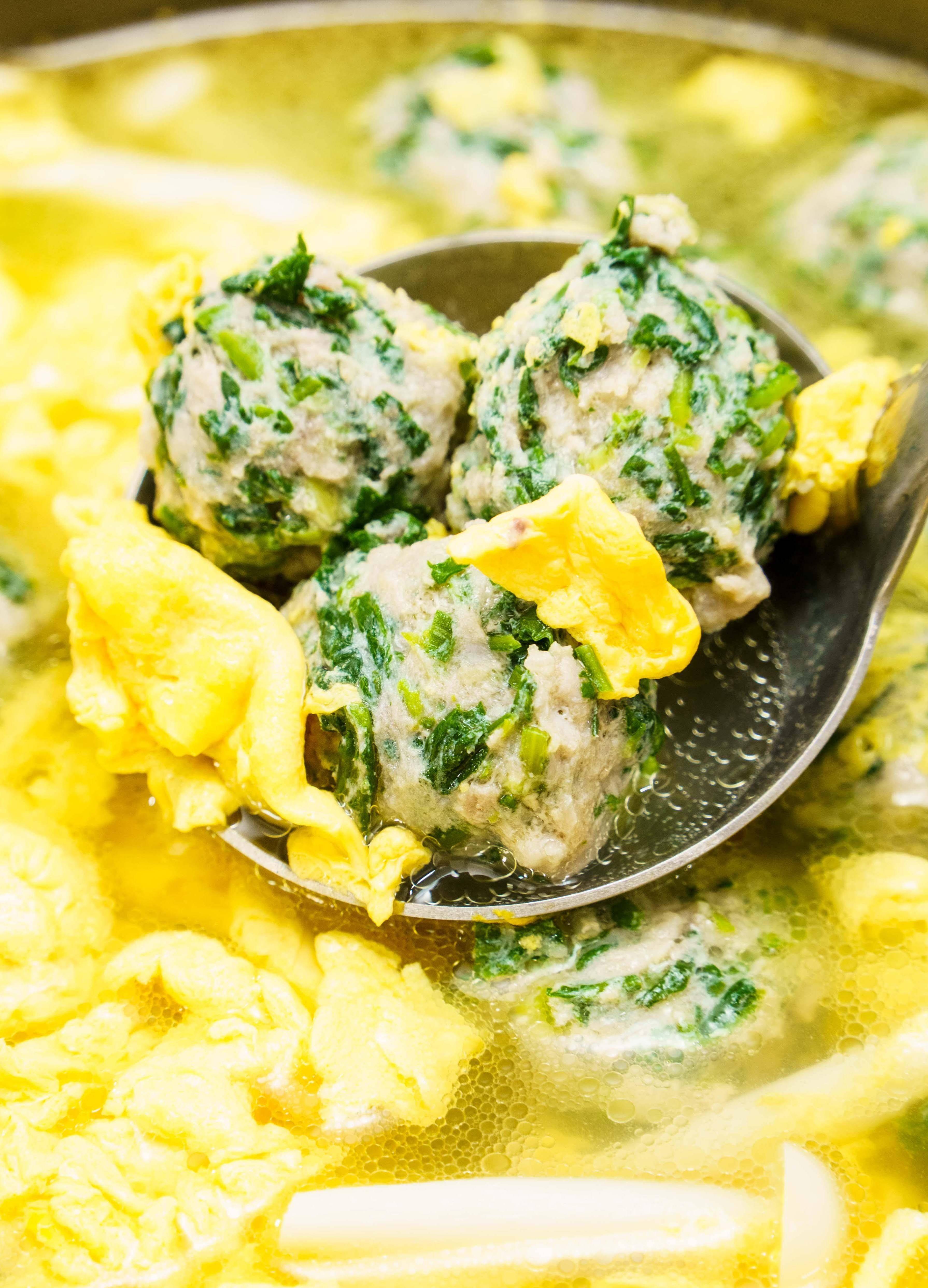 孩子们爱吃的荠菜丸子汤,肉馅制作很重要,这样调丸子不散还q弹_口感