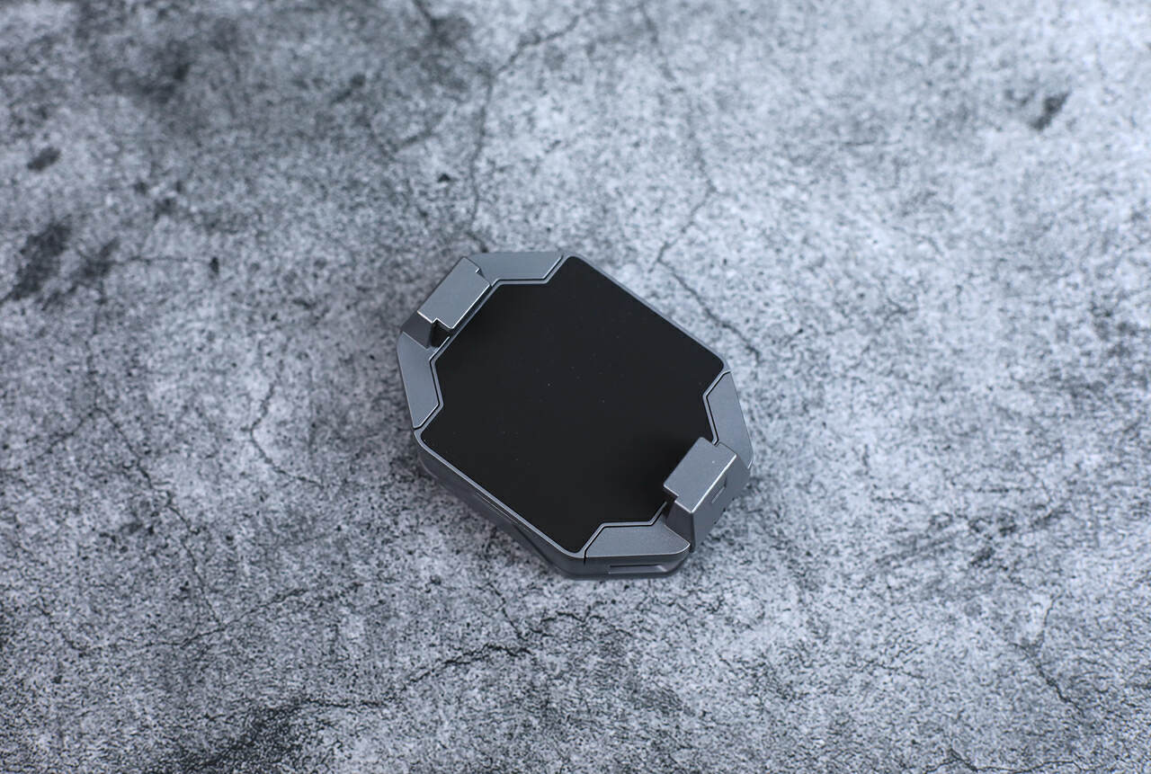 红魔散热器4Pro背夹版：夏天玩游戏手机发热掉帧？不存在！