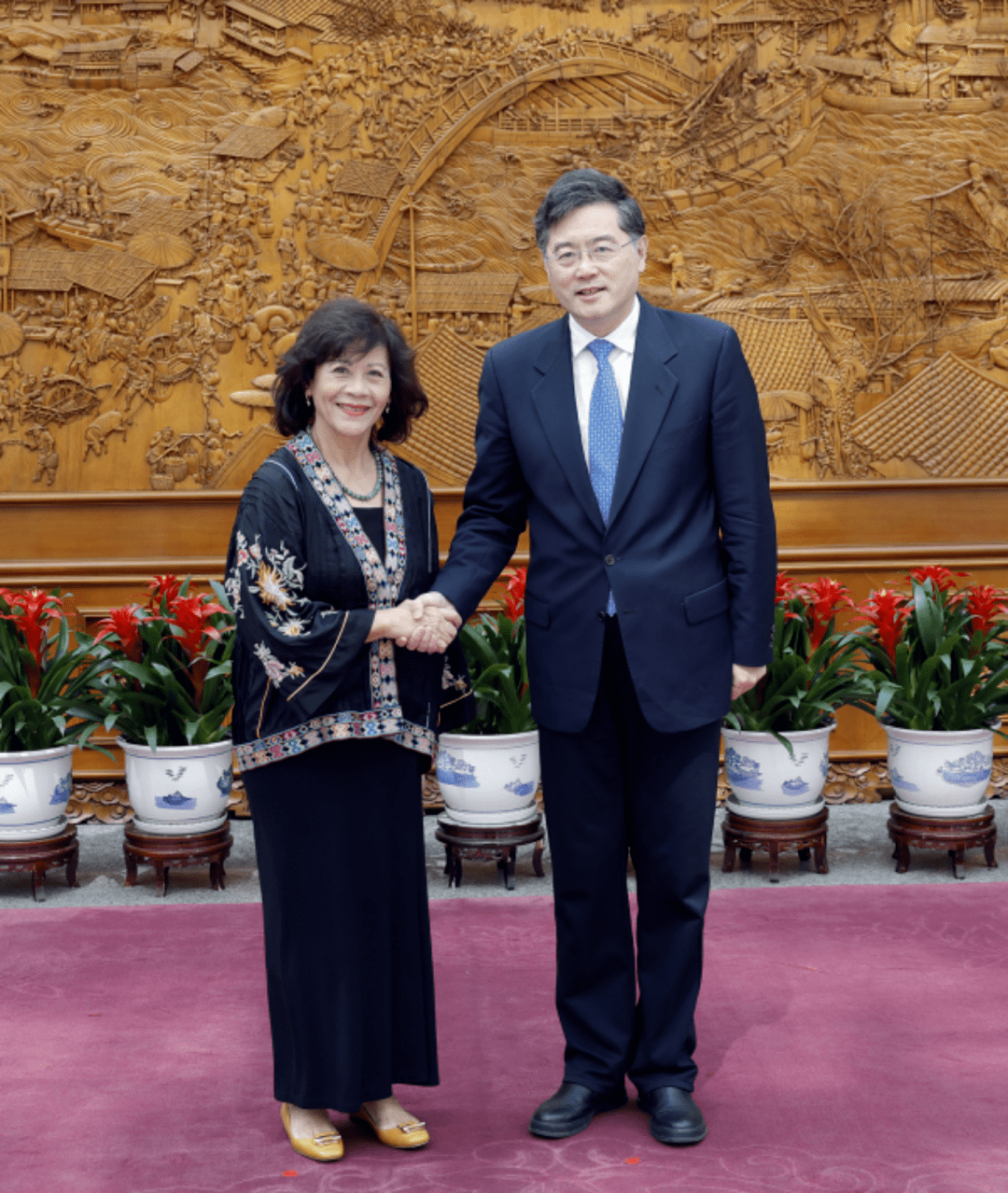 秦刚接连会晤蒙古国帅气女外长,缅甸胞波:具体问题具体解决_中国_美国