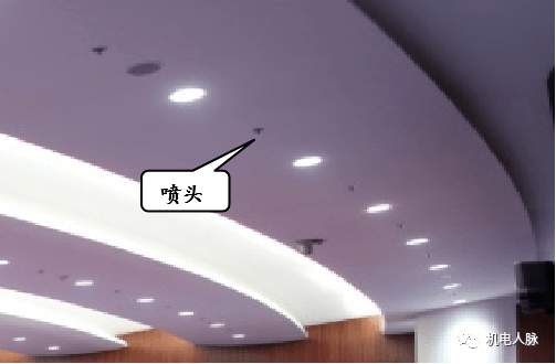 吊顶喷头按弧形布置喷头与灯,烟感,风口成一直线2)弧形结构处喷头等