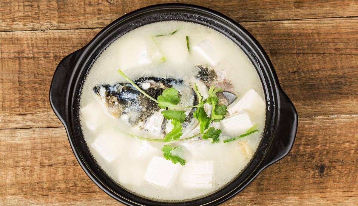 食材:胖头鱼一条,老豆腐,胡椒粉,姜葱蒜,食盐①鱼头同上处理腌制;②